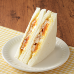 ローソンの照焼チキンたまごサンド。税込価格：365円、カロリー：235kcal、たんぱく質：12g、脂質：9.4g、炭水化物：26.1g、糖質：25.3g、食物繊維：0.8g、食塩相当量：2g。