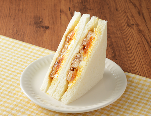 ローソンの照焼チキンたまごサンド。税込価格：365円、カロリー：235kcal、たんぱく質：12g、脂質：9.4g、炭水化物：26.1g、糖質：25.3g、食物繊維：0.8g、食塩相当量：2g。