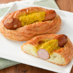 ローソンの極太ポークフランクデニッシュ カレーソース。税込価格：289円、カロリー：539kcal、たんぱく質：15.3g、脂質：40g、炭水化物：30.1g、糖質：29g、食物繊維：1.1g、食塩相当量：2.6g。