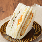 ローソンのバラエティミックスサンド。税込価格：343円、カロリー：328kcal、たんぱく質：11.2g、脂質：13.2g、炭水化物：42g、糖質：40g、食物繊維：2g、食塩相当量：2.3g。