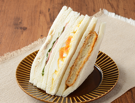 ローソンのバラエティミックスサンド。税込価格：343円、カロリー：328kcal、たんぱく質：11.2g、脂質：13.2g、炭水化物：42g、糖質：40g、食物繊維：2g、食塩相当量：2.3g。