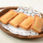 ローソンのフィナンシェ 4個入。税込価格：235円、カロリー：146kcal、たんぱく質：1.6g、脂質：8.8g、炭水化物：15.2g、糖質：14.8g、食物繊維：0.4g、食塩相当量：0.2g。