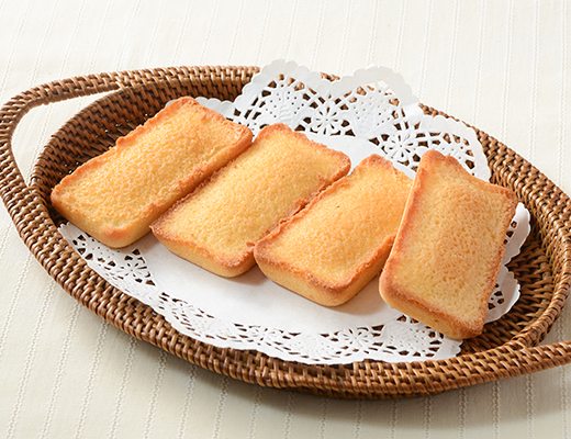 ローソンのフィナンシェ 4個入。税込価格：235円、カロリー：146kcal、たんぱく質：1.6g、脂質：8.8g、炭水化物：15.2g、糖質：14.8g、食物繊維：0.4g、食塩相当量：0.2g。