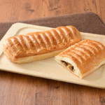 ローソンのチョコ＆カスタードデニッシュ。税込価格：149円、カロリー：521kcal、たんぱく質：8.7g、脂質：27.6g、炭水化物：60.8g、糖質：58.1g、食物繊維：2.7g、食塩相当量：1g。
