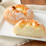 ローソンのポテトチーズパン。税込価格：192円、カロリー：267kcal、たんぱく質：7.3g、脂質：11.4g、炭水化物：34.7g、糖質：32.8g、食物繊維：1.9g、食塩相当量：1.1g。