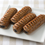 ローソンのチョコスティックパイ 4本入。税込価格：192円、カロリー：134kcal、たんぱく質：2.1g、脂質：8.3g、炭水化物：13g、糖質：12.4g、食物繊維：0.6g、食塩相当量：0.3g。