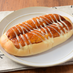 ローソンの素朴なてりやきマヨネーズパン。税込価格：119円、カロリー：343kcal、たんぱく質：8.6g、脂質：10.9g、炭水化物：53.3g、糖質：51.8g、食物繊維：1.5g、食塩相当量：1.9g。