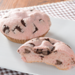 ゴロチョコ！メロンパン いちご ローソン ゴロゴロとしたチョコがおいしい、苺果汁を使用した苺の風味のメロンパン！