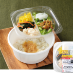 ローソンのゆずポン酢仕立てのネバネバご飯(麦入りご飯)。税込価格：592円、カロリー：278kcal、たんぱく質：9.9g、脂質：2g、炭水化物：57.7g、糖質：52.3g、食物繊維：5.4g、食塩相当量：3.1g。