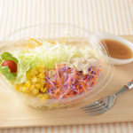ローソンの1食分の野菜が摂れる パリパリ麺のサラダ。税込価格：451円、カロリー：292kcal、たんぱく質：8.9g、脂質：14.2g、炭水化物：34.9g、糖質：29.4g、食物繊維：5.5g、食塩相当量：2g。