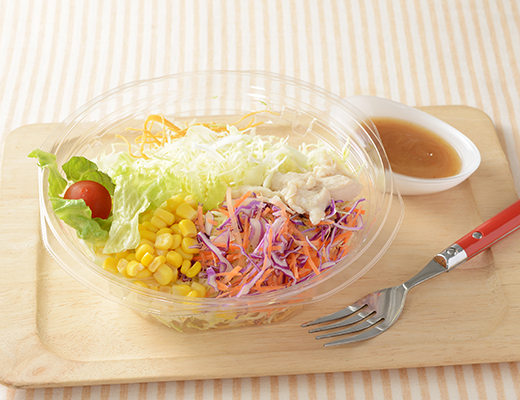 ローソンの1食分の野菜が摂れる パリパリ麺のサラダ。税込価格：451円、カロリー：292kcal、たんぱく質：8.9g、脂質：14.2g、炭水化物：34.9g、糖質：29.4g、食物繊維：5.5g、食塩相当量：2g。