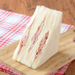 ローソンのハムサンド。税込価格：354円、カロリー：259kcal、たんぱく質：10.6g、脂質：10.4g、炭水化物：31.4g、糖質：30g、食物繊維：1.4g、食塩相当量：2.5g。