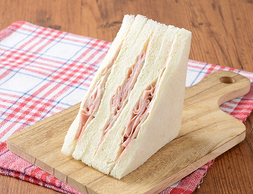 ローソンのハムサンド。税込価格：354円、カロリー：259kcal、たんぱく質：10.6g、脂質：10.4g、炭水化物：31.4g、糖質：30g、食物繊維：1.4g、食塩相当量：2.5g。