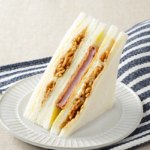 ローソンのハムカツ＆焼そばサンド。税込価格：333円、カロリー：343kcal、たんぱく質：10.4g、脂質：14.9g、炭水化物：42.5g、糖質：40.9g、食物繊維：1.6g、食塩相当量：2.9g。