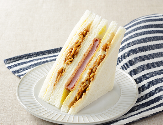ローソンのハムカツ＆焼そばサンド。税込価格：333円、カロリー：343kcal、たんぱく質：10.4g、脂質：14.9g、炭水化物：42.5g、糖質：40.9g、食物繊維：1.6g、食塩相当量：2.9g。