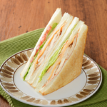 ローソンのクラブハウスサンド。税込価格：430円、カロリー：256kcal、たんぱく質：16.7g、脂質：7.6g、炭水化物：31.2g、糖質：29.4g、食物繊維：1.8g、食塩相当量：1.9g。