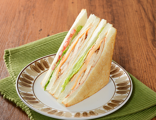 ローソンのクラブハウスサンド。税込価格：430円、カロリー：256kcal、たんぱく質：16.7g、脂質：7.6g、炭水化物：31.2g、糖質：29.4g、食物繊維：1.8g、食塩相当量：1.9g。
