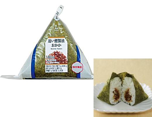ローソンの味付海苔手巻おにぎり 追い鰹製法おかか。税込価格：194円、カロリー：171kcal、たんぱく質：4.3g、脂質：0.9g、炭水化物：37.2g、糖質：35.8g、食物繊維：1.4g、食塩相当量：1.3g。