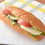 ROLLサンド トマトとモッツァレラ ローソン ソフトフランスパンに、トマトとモッツァレラチーズ、オニオンマリネをはさみ、バジルフレンチソースを合わせたカフェ風ロールサンドです。