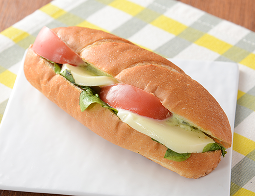 ROLLサンド トマトとモッツァレラ ローソン ソフトフランスパンに、トマトとモッツァレラチーズ、オニオンマリネをはさみ、バジルフレンチソースを合わせたカフェ風ロールサンドです。