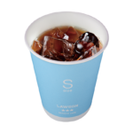 ローソンのアイスコーヒー(S)。税込価格：160円、カロリー：4kcal、たんぱく質：0.4g、脂質：0g、炭水化物：0.8g、糖質：0.6g、食物繊維：0.2g、食塩相当量：0g。