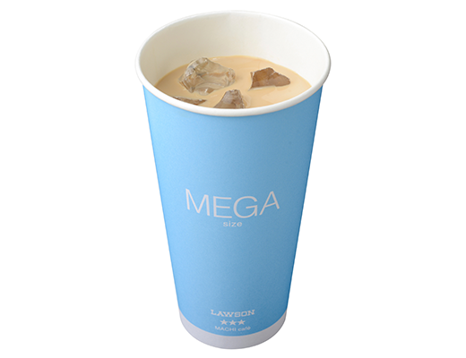 ローソンのメガアイスカフェラテ。税込価格：390円、カロリー：157kcal、たんぱく質：8.9g、脂質：9.2g、炭水化物：13.4g、糖質：12.9g、食物繊維：0.5g、食塩相当量：0.3g。