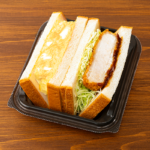 ローソンの三元豚の厚切りカツ＆タマゴサンド。税込価格：484円、カロリー：598kcal、たんぱく質：21.3g、脂質：32.3g、炭水化物：56.8g、糖質：54.4g、食物繊維：2.4g、食塩相当量：3.3g。