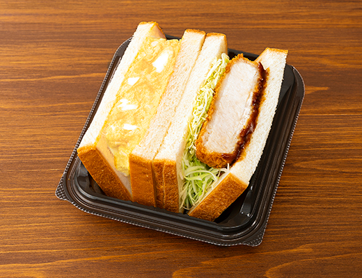 ローソンの三元豚の厚切りカツ＆タマゴサンド。税込価格：484円、カロリー：598kcal、たんぱく質：21.3g、脂質：32.3g、炭水化物：56.8g、糖質：54.4g、食物繊維：2.4g、食塩相当量：3.3g。