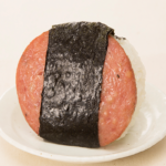 ローソンのソーセージマヨ。税込価格：319円、カロリー：344kcal、たんぱく質：9.2g、脂質：14.9g、炭水化物：44.6g、糖質：42.1g、食物繊維：2.5g、食塩相当量：2.6g。