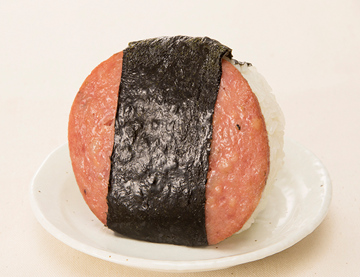 ローソンのソーセージマヨ。税込価格：319円、カロリー：344kcal、たんぱく質：9.2g、脂質：14.9g、炭水化物：44.6g、糖質：42.1g、食物繊維：2.5g、食塩相当量：2.6g。