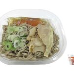 セブンイレブンの若鶏の冷たい肉そばを比較する。税込価格：572円、カロリー：449kcal、1円あたりカロリー：0.78kcal/円、たんぱく質：21.7g、1円あたりたんぱく質：0.04g/円、脂質：13.9g、炭水化物：61.5g、糖質：56.8g、食物繊維：4.7g、食塩相当量：4.2g。若鶏のモモ肉とねぎを盛り付けた冷たい肉そばです｡。アレルギー：卵、小麦、そば。