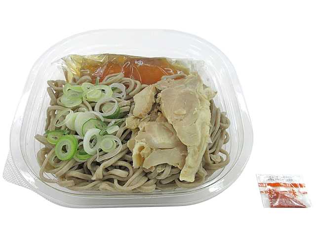 セブンイレブンの若鶏の冷たい肉そばを比較する。税込価格：572円、カロリー：449kcal、1円あたりカロリー：0.78kcal/円、たんぱく質：21.7g、1円あたりたんぱく質：0.04g/円、脂質：13.9g、炭水化物：61.5g、糖質：56.8g、食物繊維：4.7g、食塩相当量：4.2g。若鶏のモモ肉とねぎを盛り付けた冷たい肉そばです｡。アレルギー：卵、小麦、そば。