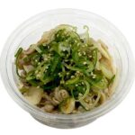 セブンイレブンの九州の味 酢もつを比較する。税込価格：322円、カロリー：96kcal、たんぱく質：15.4g、脂質：3.2g、炭水化物：1.7g、糖質：0.9g、食物繊維：0.8g、食塩相当量：2.2g。九州で人気の酢もつです。しっかりと酸味を効かせた味付けで、お酒のおつまみになる１品です。アレルギー：小麦。
