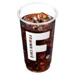 ファミリーマートの【巨大オールスター祭】アイスコーヒーLLを比較する。税込価格：370円、カロリー：19kcal、1円あたりカロリー：0.05kcal/円、たんぱく質：1g、1円あたりたんぱく質：0.01未満g/円、脂質：0g、炭水化物：3.4g、食塩相当量：0g。一口めからしっかり濃厚な味わいで、氷に負けない飲みごたえとすっきりキレのある後味のアイスコーヒーです。同価格で軽め、濃いめもお選びいただけます。 ※沖縄県では仕様が異なります。