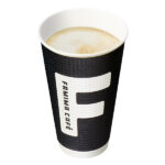 ファミリーマートの【巨大オールスター祭】カフェラテLLを比較する。税込価格：320円、カロリー：106kcal、1円あたりカロリー：0.33kcal/円、たんぱく質：4.8g、1円あたりたんぱく質：0.02g/円、脂質：5.4g、炭水化物：9.3g、食塩相当量：0.1g。ふわふわ泡が自慢のカフェラテはファミマカフェ専用のミルクを使用し、濃厚な味わいとやさしい甘みがおいしさの秘密です。同価格でコーヒーリッチ、ミルクリッチもお選びいただけます。 ※沖縄県では仕様が異なります。アレルギー：乳成分。