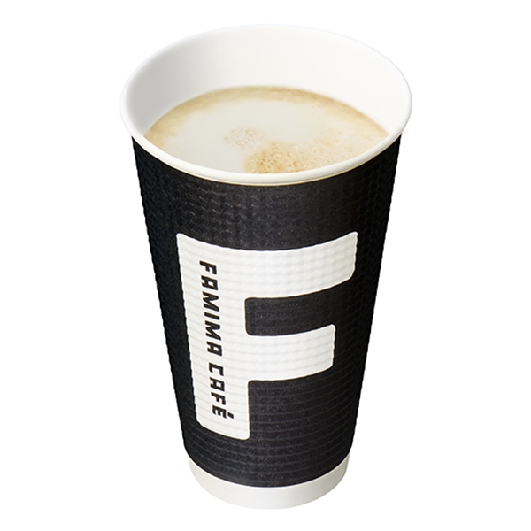 ファミリーマートの【巨大オールスター祭】カフェラテLLを比較する。税込価格：320円、カロリー：106kcal、1円あたりカロリー：0.33kcal/円、たんぱく質：4.8g、1円あたりたんぱく質：0.02g/円、脂質：5.4g、炭水化物：9.3g、食塩相当量：0.1g。ふわふわ泡が自慢のカフェラテはファミマカフェ専用のミルクを使用し、濃厚な味わいとやさしい甘みがおいしさの秘密です。同価格でコーヒーリッチ、ミルクリッチもお選びいただけます。 ※沖縄県では仕様が異なります。アレルギー：乳成分。