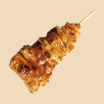 ファミリーマートの【巨大オールスター祭】ジャンボ焼きとりねぎまタレを比較する。税込価格：258円、カロリー：137.3kcal、1円あたりカロリー：0.53kcal/円、たんぱく質：13.1g、1円あたりたんぱく質：0.05g/円、脂質：7.1g、炭水化物：5.3g、食塩相当量：2.1g。通常品の約2倍のジャンボ焼きとりです。香ばしいネギとやわらかいもも肉が特徴です。 ［数量限定］。アレルギー：小麦、卵、大豆、鶏肉。