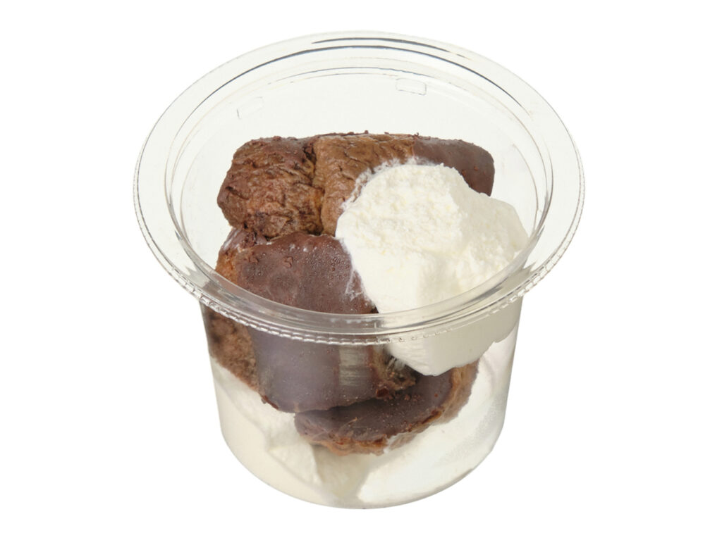 セブンイレブンのチョコがけフレンチトーストを比較する。税込価格：389円、カロリー：439kcal、たんぱく質：10g、脂質：26.2g、炭水化物：41.9g、糖質：39.8g、食物繊維：2.1g、食塩相当量：0.6g。ココア風味の卵液を染み込ませたフレンチトーストに、パリッと食感が楽しめるようチョコをコーティングし、ホイップクリームと組み合わせました。アレルギー：卵、乳、小麦。