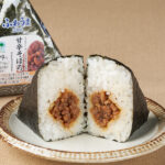 ファミリーマートの青磯海苔 甘辛そぼろを比較する。税込価格：214円、カロリー：179kcal、1円あたりカロリー：0.84kcal/円、たんぱく質：4.3g、1円あたりたんぱく質：0.02g/円、脂質：1.8g、炭水化物：36.7g、食塩相当量：0.9g。鶏そぼろを砂糖や醤油で甘辛く味付けしたおむすびです。 ※九州地方は宮崎県・鹿児島県での取り扱いです。アレルギー：小麦、卵、牛肉、ごま、大豆、鶏肉、豚肉。