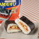 ファミリーマートのSPAM®むすび トマトチリビーンズを比較する。税込価格：398円、カロリー：336kcal、1円あたりカロリー：0.84kcal/円、たんぱく質：9.3g、1円あたりたんぱく質：0.02g/円、脂質：13.5g、炭水化物：45.1g、食塩相当量：1.5g。SPAM®との相性が良いスパイスがきいたトマトチリビーンズをトッピングしたSPAM®むすびです。アレルギー：小麦、卵、牛肉、大豆、鶏肉、豚肉、りんご。