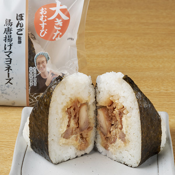 ファミリーマートのぼんご監修 大きなおむすび 鳥唐揚げマヨネーズを比較する。税込価格：358円、カロリー：385kcal、たんぱく質：10.2g、脂質：8.9g、炭水化物：66.3g、食塩相当量：2.4g。定番手巻の1.5倍※の重量の「大きなおむすび」商品です。 ぼんご人気具材の「鳥唐揚マヨネーズ」をイメージした商品です。醤油の旨みを下味にしっかりと付けた鳥唐揚げに甘辛いタレを絡めることで、マヨネーズのコクと相まって、ごはんがどんどん食べ進む味わいを再現しました。 ※定番手巻おむすび5品の規格重量との比較です。アレルギー：小麦、卵、乳成分、大豆、鶏肉、りんご。
