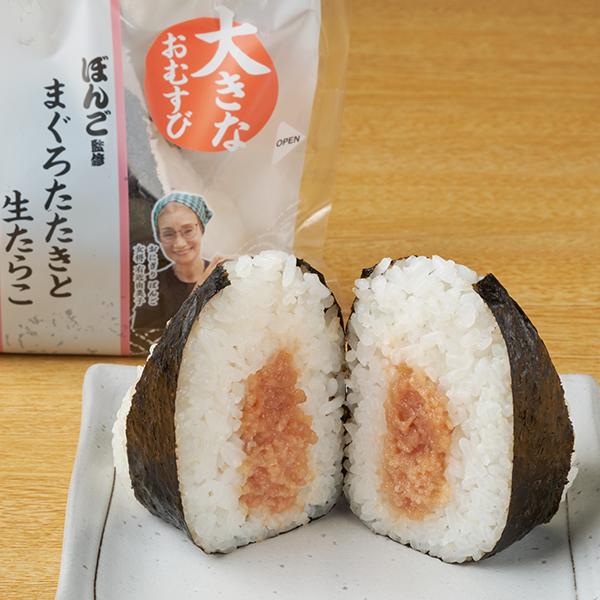 ファミリーマートのぼんご監修 大きなおむすび まぐろたたきと生たらこを比較する。税込価格：348円、カロリー：294kcal、たんぱく質：6.9g、脂質：2.8g、炭水化物：60.7g、食塩相当量：1g。定番手巻の1.5倍※の重量の「大きなおむすび」商品です。 「まぐろたたき」と、ぼんごで人気の「生たらこ」の2種類の具材を組み合わせました。まぐろたたきにはほのかにわさびの辛みをきかせ、マヨネーズでコクを出したぼんご流の仕立てです。まぐろの旨みと、生たらこの満足感が楽しめる一品です。 ※定番手巻おむすび5品の規格重量との比較です。アレルギー：小麦、卵、大豆、りんご。