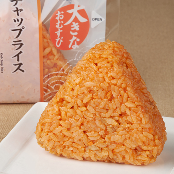 ファミリーマートの【関東の一部】大きなおむすび ケチャップライスを比較する。税込価格：298円。大きなおむすび商品です。鶏肉・たまねぎ・人参をケチャップやデミグラスソースなどの調味料で炒め、最後まで飽きずに食べられるおむすびです。