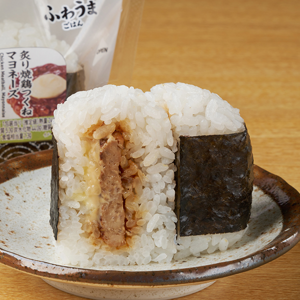 ファミリーマートの直巻 炙り焼鶏つくねマヨネーズを比較する。税込価格：238円、カロリー：244kcal、1円あたりカロリー：1.03kcal/円、たんぱく質：5.3g、1円あたりたんぱく質：0.02g/円、脂質：5.3g、炭水化物：44g、食塩相当量：1.3g。炙り焼きにしたヤゲン軟骨を入れた鶏つくねを、マヨネーズと一緒に食べるおむすびです。アレルギー：小麦、卵、乳成分、ごま、大豆、鶏肉、りんご。