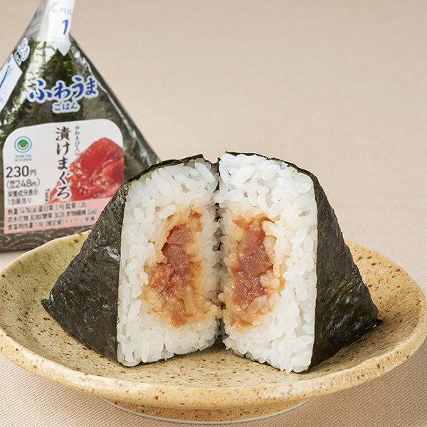 ファミリーマートの【北陸】青磯海苔 漬けまぐろを比較する。税込価格：248円。醤油・みりんなどで味付けした漬けまぐろと、まぐろたたきを使用したおむすびです。漬けまぐろと合う、青磯海苔を使用しました。
