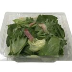 セブンイレブンのやわらかほうれん草とベーコンのサラダを比較する。税込価格：322円、カロリー：171kcal、1円あたりカロリー：0.53kcal/円、たんぱく質：3.5g、1円あたりたんぱく質：0.01g/円、脂質：16.3g、炭水化物：3.6g、糖質：1.6g、食物繊維：2g、食塩相当量：1g。ほうれん草がたっぷりと入った野菜サラダに相性の良いすりおろし野菜ドレッシングをかけて召し上がっていただくサラダです。アレルギー：卵、乳、小麦。
