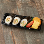 ファミリーマートのツナサラダ巻とおかずセットを比較する。税込価格：430円、カロリー：364kcal、たんぱく質：7.5g、脂質：14.6g、炭水化物：51.3g、食塩相当量：2.5g。ツナサラダ巻と人気のおかずを詰め合わせたセットです。アレルギー：小麦、卵、乳成分、牛肉、ごま、大豆、鶏肉、豚肉、もも、りんご、ゼラチン。