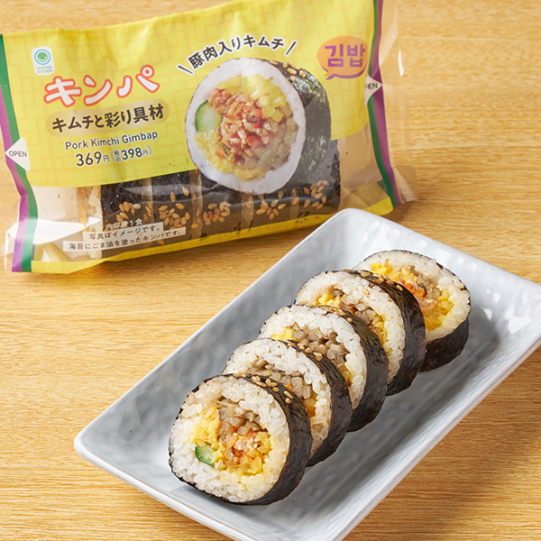 ファミリーマートのキンパ キムチと彩り具材を比較する。税込価格：398円、カロリー：218kcal、1円あたりカロリー：0.55kcal/円、たんぱく質：6.6g、1円あたりたんぱく質：0.02g/円、脂質：4.6g、炭水化物：38.7g、食塩相当量：1.8g。豚肉入りのキムチ炒めに、たくあん・ごぼう・錦糸たまご・きゅうりを組み合わせた具材感のあるキンパです。アレルギー：えび、小麦、卵、ごま、大豆、豚肉、りんご。