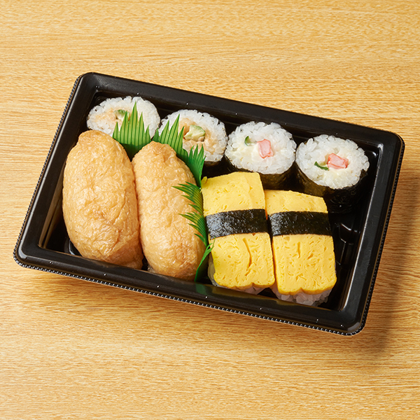 ファミリーマートのいなり&サラダ巻セットを比較する。税込価格：510円、カロリー：435kcal、1円あたりカロリー：0.85kcal/円、たんぱく質：12.1g、1円あたりたんぱく質：0.02g/円、脂質：13.5g、炭水化物：66.9g、食塩相当量：2.7g。いなり寿司とたまご寿司に、2種のサラダ巻を詰め合わせたセット寿司です。アレルギー：小麦、卵、大豆、りんご。