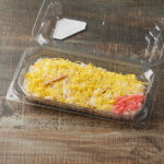 ファミリーマートの【四国】ばら寿司を比較する。税込価格：298円。高野豆腐、しいたけ、油揚げ、人参、たけのこを甘く煮こんだ五目煮をごはんに混ぜ込んだちらし寿司です。